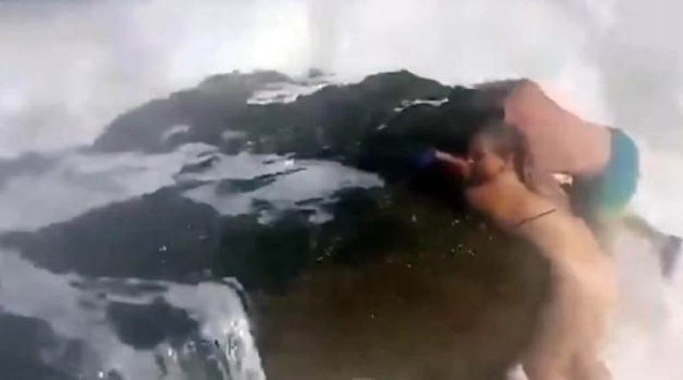 Σοκαριστικό βίντεο: Η στιγμή που τα κύματα «καταπίνουν» δύο ανθρώπους – Βρήκαν τραγικό θάνατο