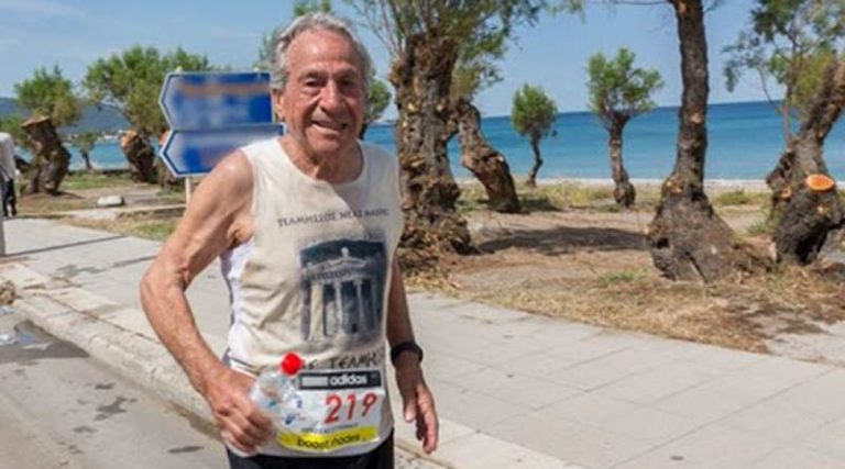 Ο 90χρονος  μαραθωνοδρόμος του Τελμησσού Νέας Μάκρης που τερμάτισε στον σημερινό Ημιμαραθώνιο