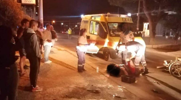 Αρτέμιδα: Σοβαρό τροχαίο στη Λ. Βραυρώνος – Μηχανή συγκρούστηκε με αυτοκίνητο, ένας τραυματίας (φωτό)