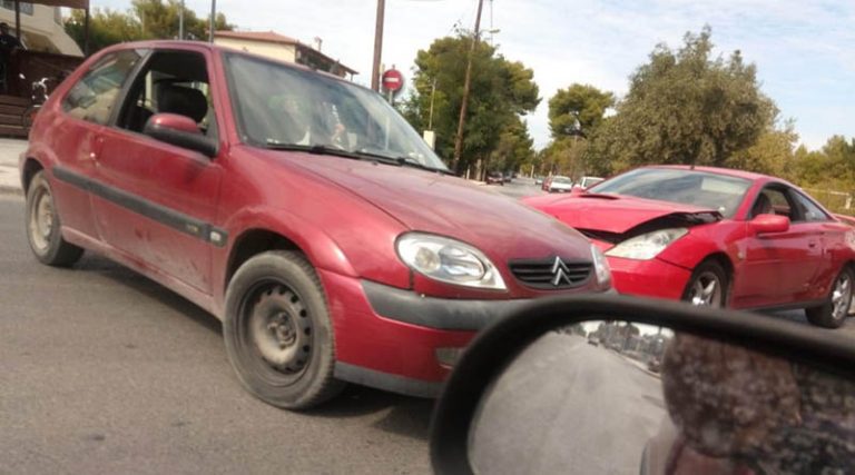 Αρτέμιδα: Τροχαίο ατύχημα με σύγκρουση δύο αυτοκινήτων (φωτό)