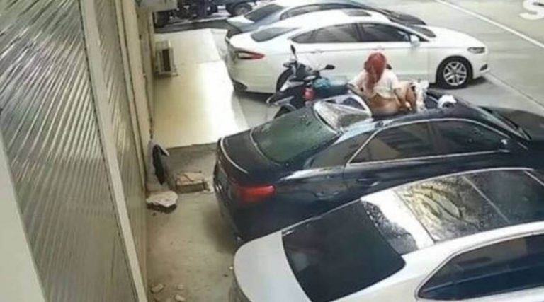Απίστευτο περιστατικό! Έφυγε από το μπαλκόνι κατά τη διάρκεια ερωτικής πράξης και έπεσε σε οροφή αυτοκινήτου! (βίντεο)