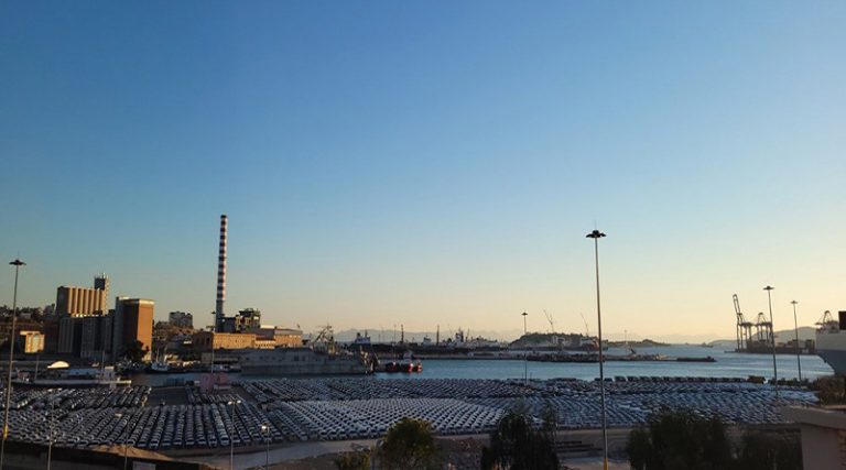 Βούλιαξε το λιμάνι του Πειραιά από χιλιάδες κινέζικα αυτοκίνητα