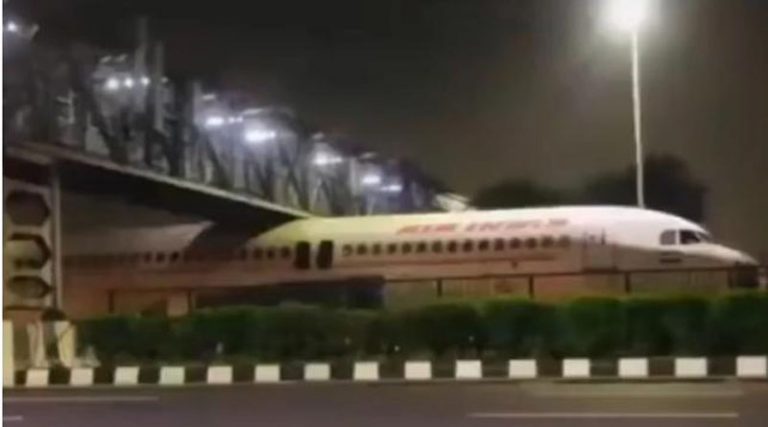 Απίστευτο περιστατικό: Αεροπλάνο κόλλησε κάτω από γέφυρα! (βίντεο)