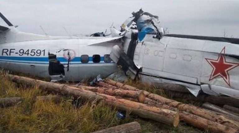 Βίντεο από τη συντριβή αεροσκάφους με 16 νεκρούς στη Ρωσία – Επτά τραυματίες ανασύρθηκαν από τα συντρίμμια
