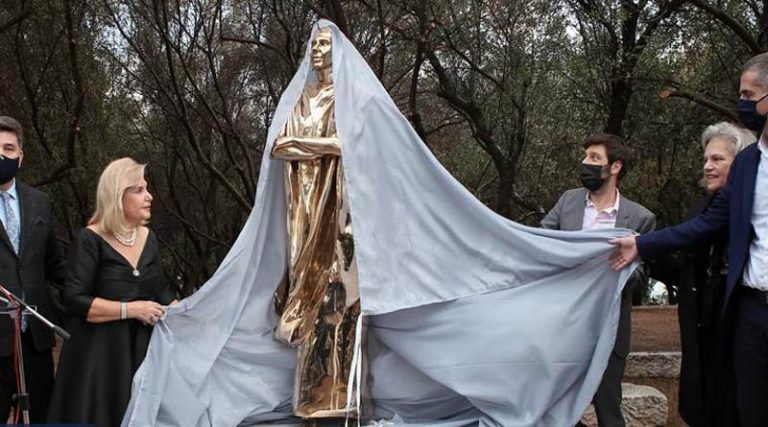 Πάρτι στο Τwitter για το χρυσό άγαλμα της Μαρίας Κάλλας – Μοιάζει με το βραβείο Οσκαρ!