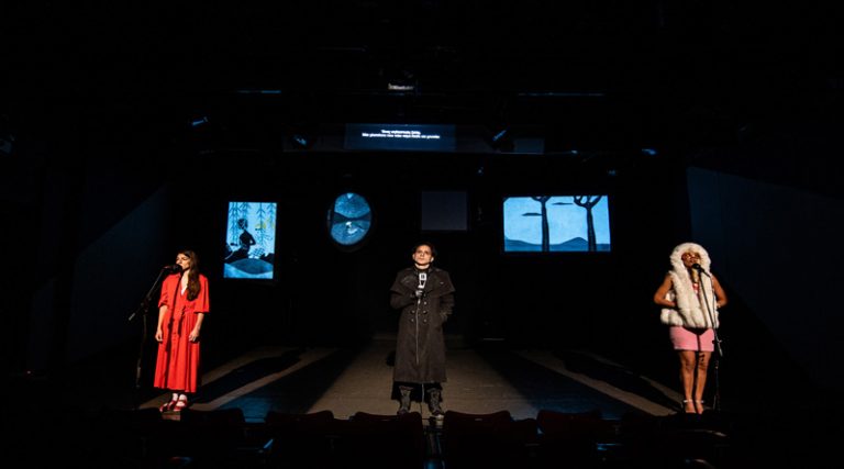Η θεατρική ομάδα Hippo παρουσιάζει την παράσταση «Απέθαντο» στο Θέατρο 104
