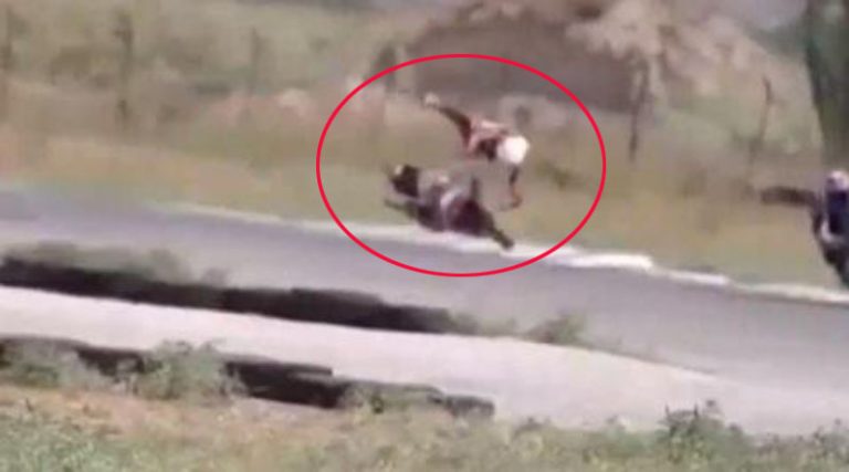 Νέο τρομαχτικό ατύχημα σε αγώνες μοτοσυκλέτας – Τον μετέφεραν με σκούτερ! (βίντεο)