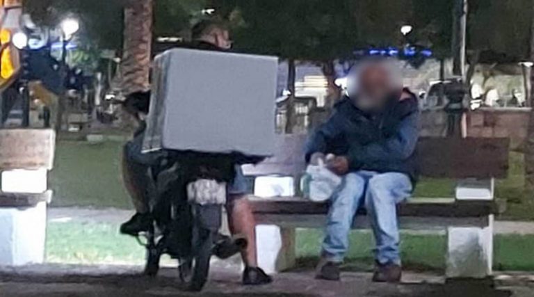 Viral ο ντελιβεράς που σταμάτησε σε πλατεία για να δώσει φαγητό σε άστεγο