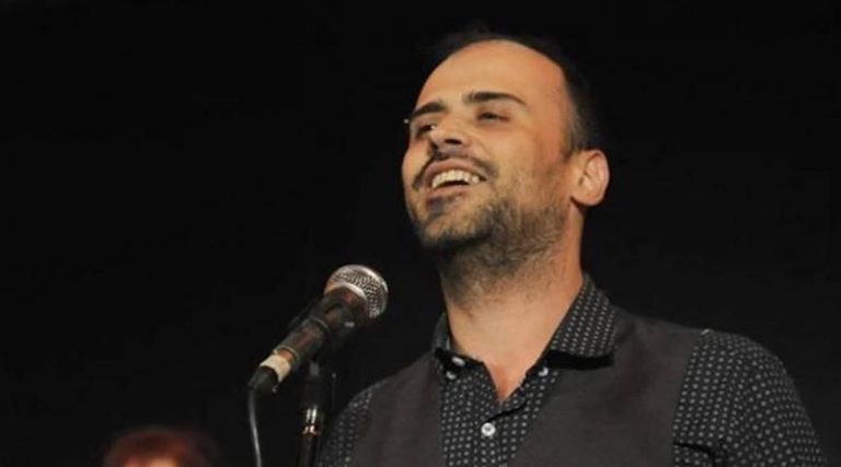 Νεκρός ξαφνικά από ανακοπή καρδιάς, σε ηλικία μόλις 38 ετών, ο τραγουδιστής Δημήτρης Σαμαρτζής