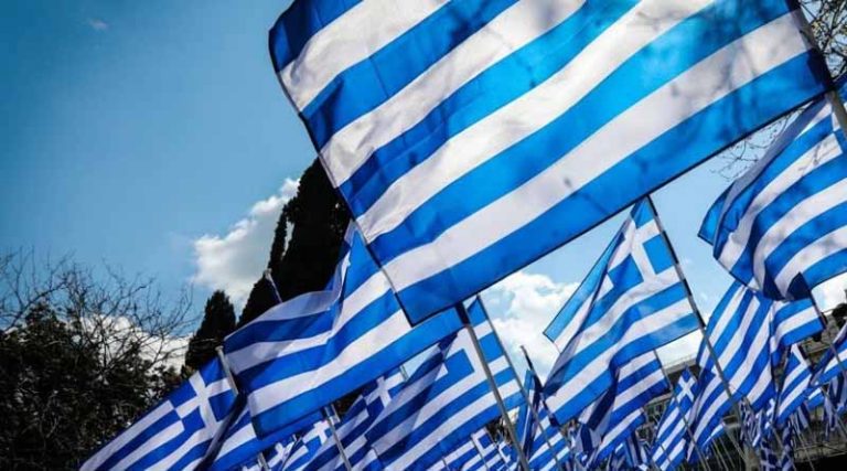 Στο κρατητήριο γυναίκα επειδή πωλούσε… ελληνικές Σημαίες!