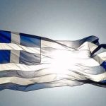 Τουρίστες προσπάθησαν να κατεβάσουν την ελληνική σημαία από το αστυνομικό τμήμα