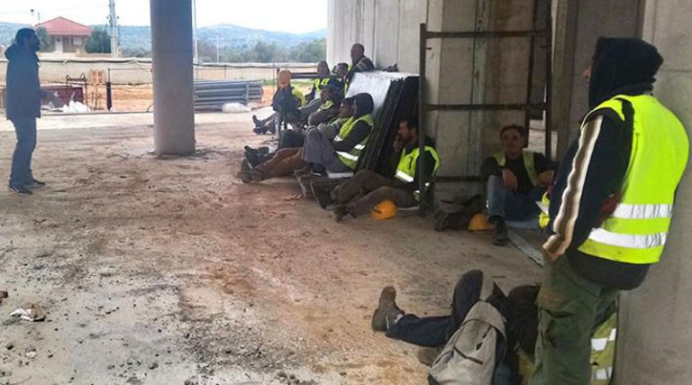Συζήτηση  με εργαζόμενους στο εργοτάξιο της Elpen στο Πικέρμι (φωτό)