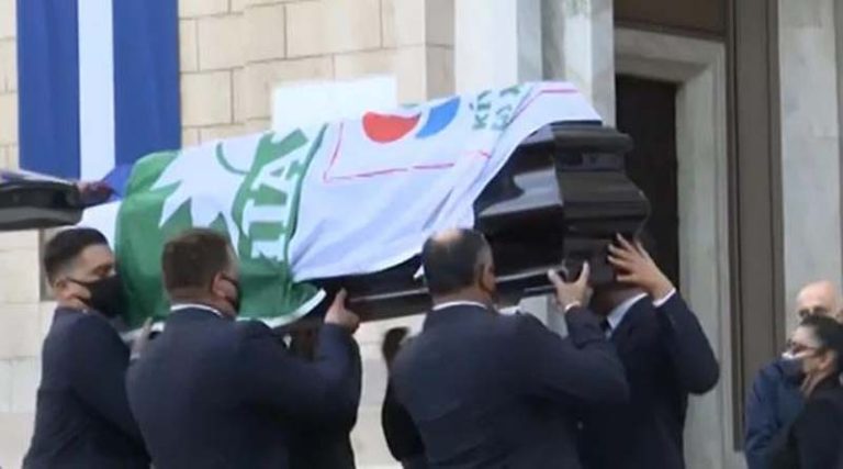 Φώφη Γεννηματά: Έφτασε η σορός στη Μητρόπολη – Σκεπασμένο με τη σημαία του ΠΑΣΟΚ το φέρετρο (φωτό)