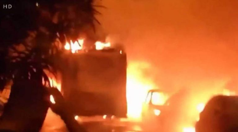 Στις φλόγες τυλίχτηκε ένα απορριμματοφόρο και 11 αυτοκίνητα στα Πατήσια! (βίντεο)