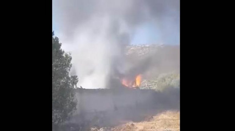Σαρωνικός: Κοντέινερ τυλίχθηκε στις φλόγες στους πρόποδες του Πάνειου όρους! (βίντεο)