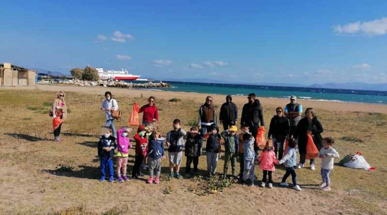 4o Nηπιαγωγείο: Τα παιδιά καθάρισαν την ακτή Ραφήνας (φωτό)