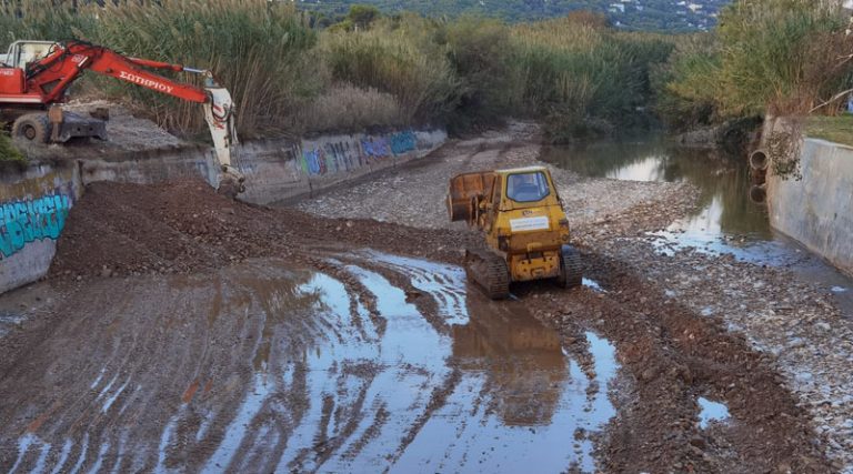 Ραφήνα: Συνέχεια καθαρισμών στο Μεγάλο Ρέμα – Μπουρνούς: Στη δικαιοσύνη όσοι παρακωλύουν δημόσιο έργο  (φωτό)