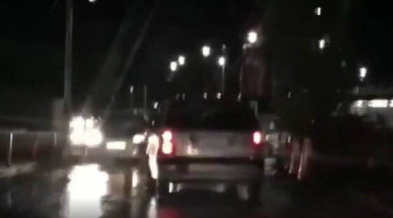 Τρόμος με μεθυσμένο οδηγό στην Κηφισιά! Πήγαινε ανάποδα στον δρόμο,  χτυπούσε σε μάντρες και κάδους (βίντεο)