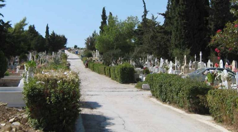 Κοιμητήριο Αρτέμιδας: Ακόμη λειτουργεί «παράνομα»