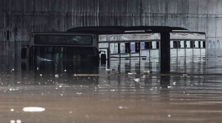 Γιατί πλημμυρίζουν οι δρόμοι στην Αττική: Τα προβλήματα και η αιτία που το λεωφορείο έγινε… Τιτανικός