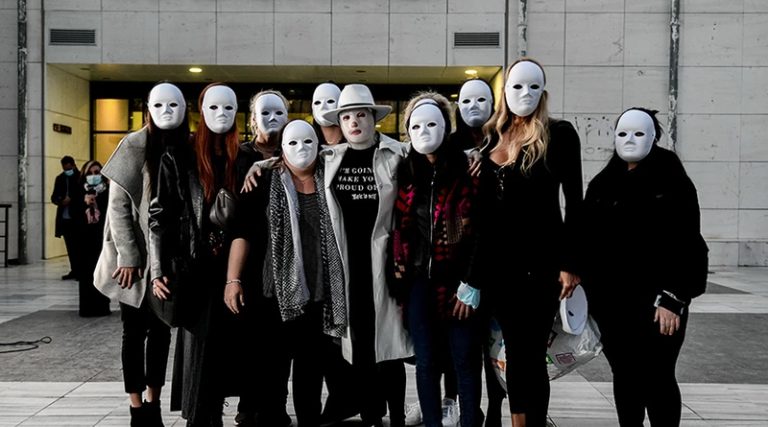 Επίθεση με βιτριόλι: Φίλες της Ιωάννας φόρεσαν μάσκες – «Να βρουν ελπίδα στο πρόσωπό μου όλα τα θύματα βίας»
