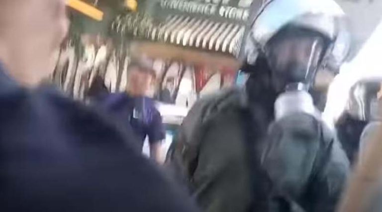 Έρευνα για τον αστυνομικό των ΜΑΤ που σπάει τζαμαρία και λέει «είμαι τρελός» (βίντεο)