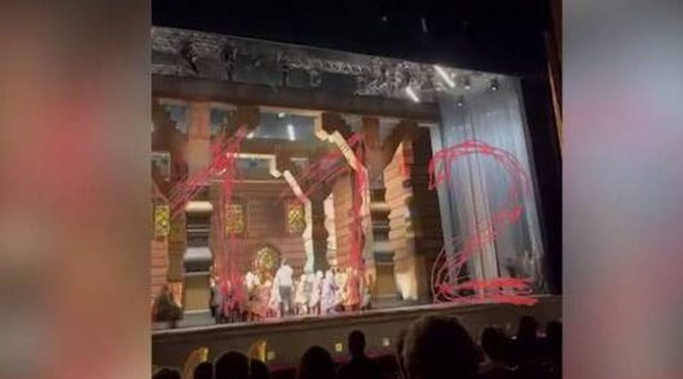 Η σοκαριστική στιγμή που το σκηνικό του θεάτρου Μπολσόι συνθλίβει και σκοτώνει ηθοποιό (βίντεο)