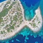 Tο ελληνικό νησί απέναντι από τον Μαραθώνα, με το περίεργο όνομα όπου γυρίστηκε διάσημη ταινία