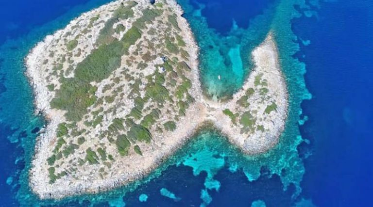 Φονιάς: Το νησί με το ανατριχιαστικό όνομα, μια ανάσα από τον Μαραθώνα – Η διάσημη ταινία που γυρίστηκε εκεί (βίντεο)