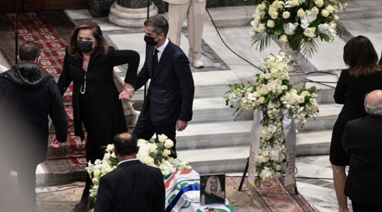 Συγκινημένη και υποβασταζόμενη η Ντόρα Μπακογιάννη στην κηδεία της Φώφης Γεννηματά
