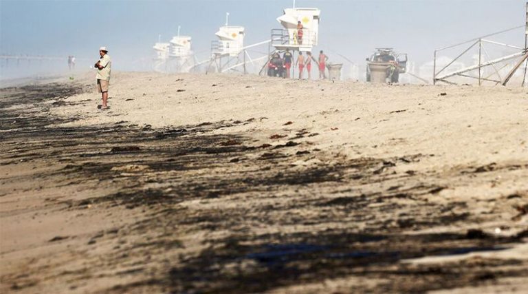Καταστροφική πετρελαιοκηλίδα ρημάζει τις παραλίες της California – Μία από τις χειρότερες περιβαλλοντικές καταστροφές των τελευταίων δεκαετιών