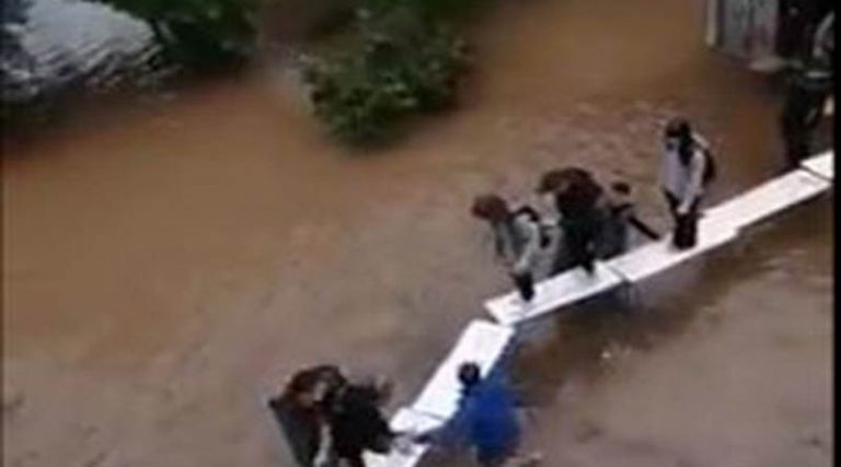 Ανοίγει πάλι το σχολείο που πλημμύρισε και οι μαθητές έκαναν τα θρανία… γέφυρα διαφυγής