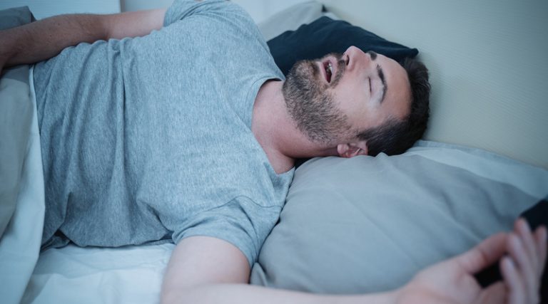 Υπνική άπνοια: Όλες οι λύσεις για το σύνδρομο που καταστρέφει τον ύπνο