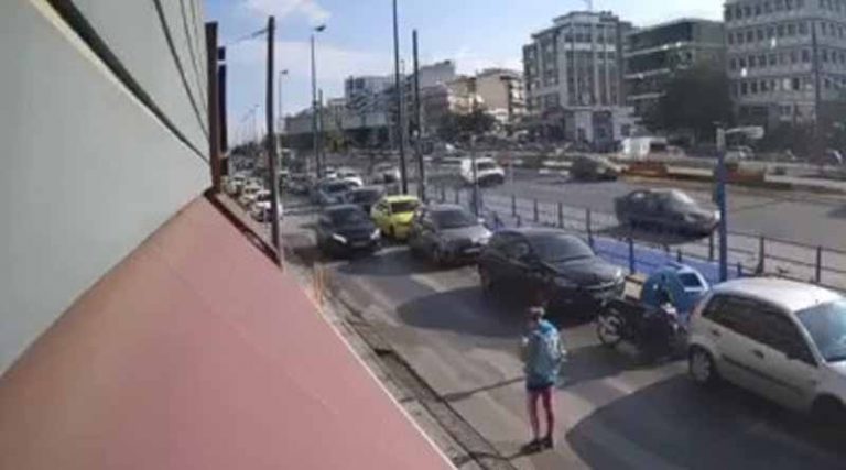 Βίντεο! Οδηγός έπαιζε με το κινητό και παρέσυρε γυναίκα στη Συγγρού