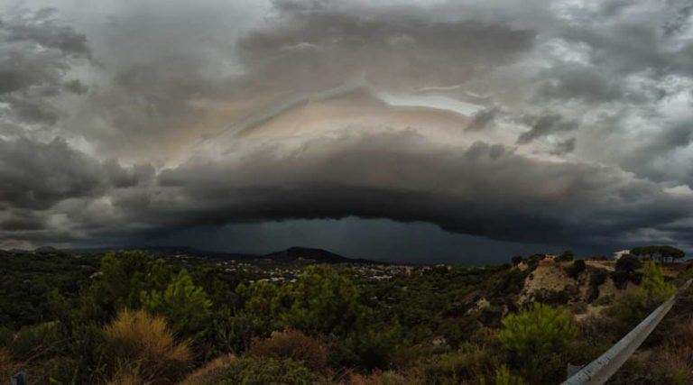 Κακοκαιρία «Μπάλλος»: Το εντυπωσιακό shelf cloud που «έκρυψε» τον ουρανό (φωτό)
