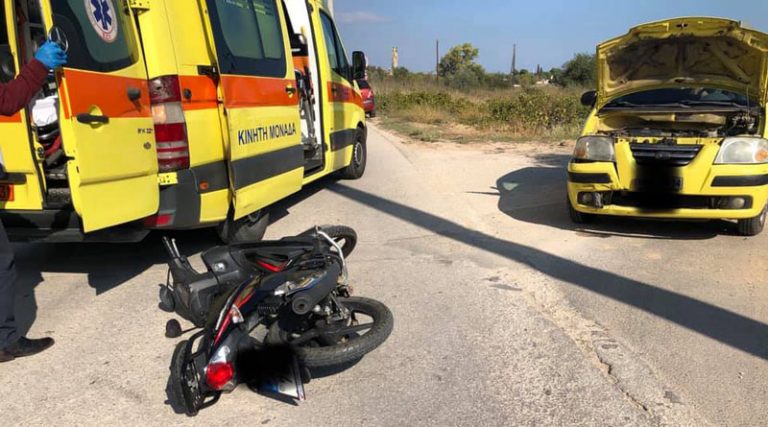 Αρτέμιδα: Μηχανή συγκρούστηκε με αυτοκίνητο – Μία γυναίκα τραυματίας (φωτό)