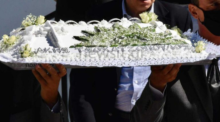 Κόλλυβα με ήλιο ΠΑΣΟΚ στο μνημόσυνο για τα 40 του Άκη Τσοχατζόπουλου