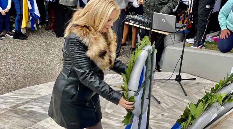 Η Βανίτα Σωφρόνη κατέθεσε στεφάνι στο Μνημείο Ηρώων στη Νέα Μάκρη