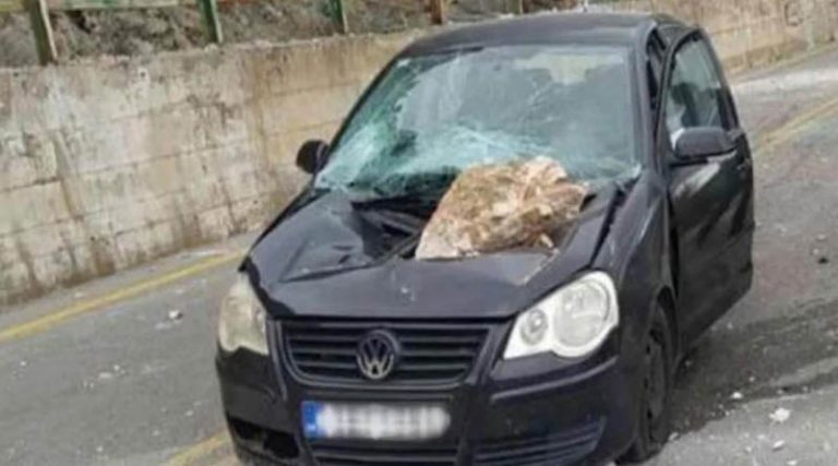 Βράχος έπεσε σε εν κινήσει αυτοκίνητο στην Αράχωβα – Γλίτωσαν από τύχη οι επιβάτες! (βίντεο)