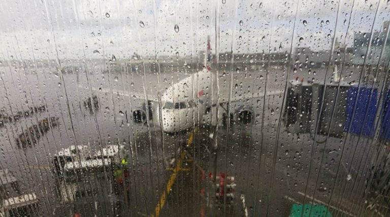 Σπάτα: Σοβαρά προβλήματα στο αεροδρόμιο “Ελ. Βενιζέλος” λόγω της σφοδρής καταιγίδας