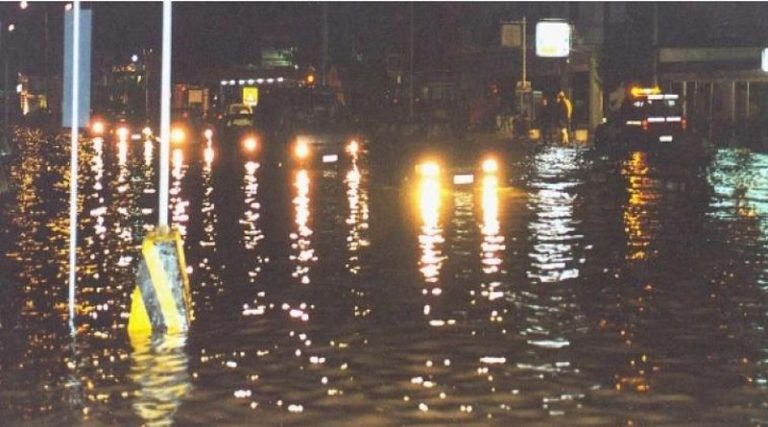 Σαν σήμερα: Η φονική πλημμύρα του Ποδονίφτη – Η Μεσογείων ήταν ποτάμι, απίστευτη βροχή στα Σπάτα! (φωτό & βίντεο)
