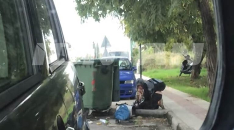 Σοκαριστικό βίντεο: Άστεγη στην Πάτρα, τρώει ωμό κρέας από τα σκουπίδια!