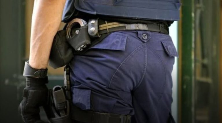 Αστυνομικός έπαιζε με το όπλο του και πυροβόλησε… περιπολικό