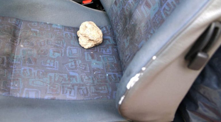 Νέα Μάκρη: Βγήκε με τα εσώρουχα στη μέση της Λ. Μαραθώνος και πετούσε πέτρες στα αυτοκίνητα!