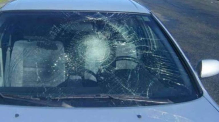 Νέα Μάκρη: Νέα μαρτυρία για την επίθεση με πέτρες – «Ανέβηκε στο αμάξι και χτυπούσε με μανία το καπό»!