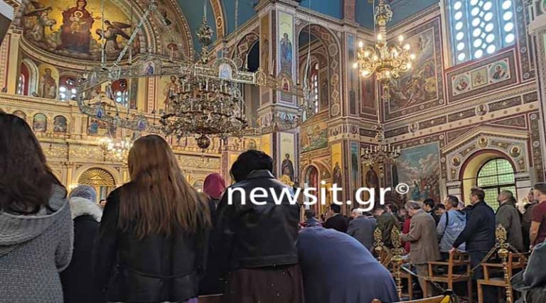 Κορονοϊός – Νέα μέτρα στις εκκλησίες: Ουρές, συνωστισμός και «αντίο» μάσκες