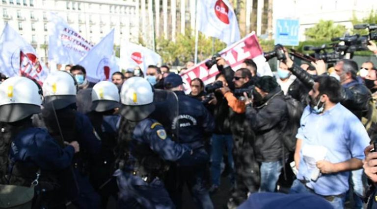Απεργία στην εστίαση: Ένταση και σπρωξίματα στο κέντρο της Αθήνας (φωτό)