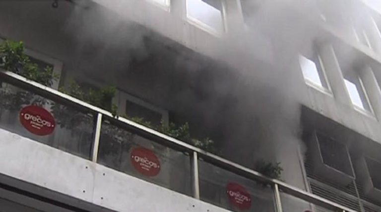 Φωτιά σε πολυώροφο κτήριο στο κέντρο της Αθήνας! (φωτό)