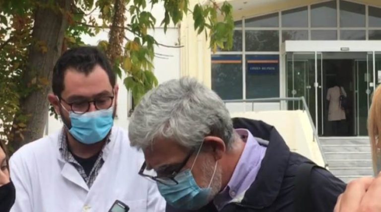 Η στιγμή που ο υπεύθυνος κλινικής κορονοϊού στην Λάρισα κατέρρευσε  από την κούραση (βίντεο)