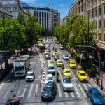 Στοιχεία – σοκ για τους δρόμους της Αθήνας: Κοιτούν τα κινητά τους και παίζουν οι οδηγοί